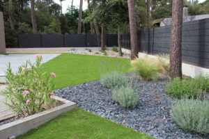 jardin gazon synthétique et massifs