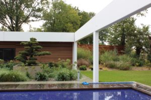 aménagement massif autour d'une piscine vendée